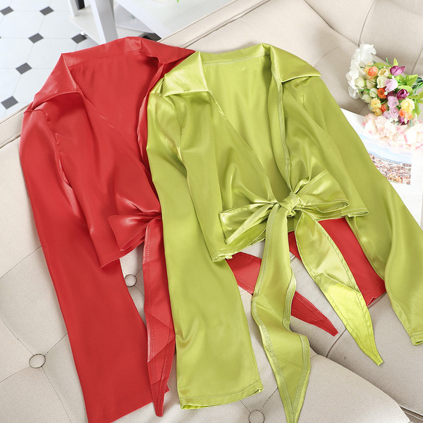 Satīna sieviešu krekls ar dziļu kakla izgriezumu un lentīti