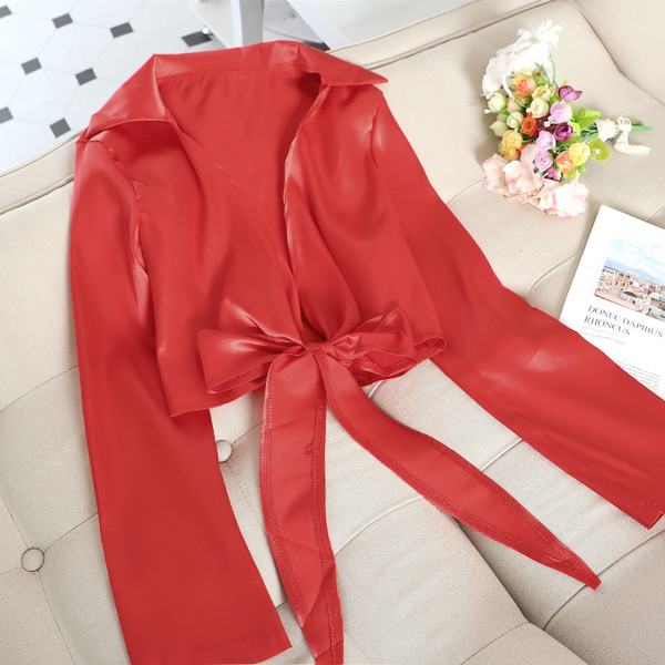 Satīna sieviešu krekls ar dziļu kakla izgriezumu un lentīti