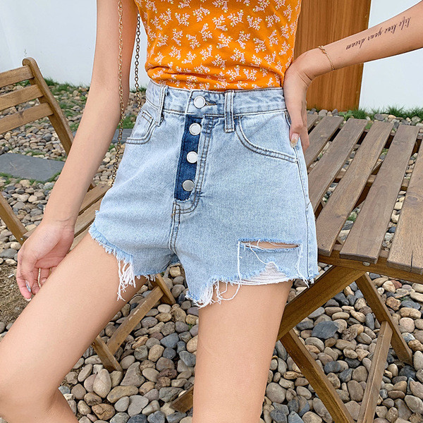 Nööpide ja rebenenud motiividega vabaaja lühikesed teksad