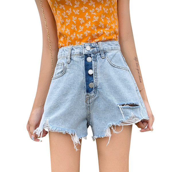 Nööpide ja rebenenud motiividega vabaaja lühikesed teksad