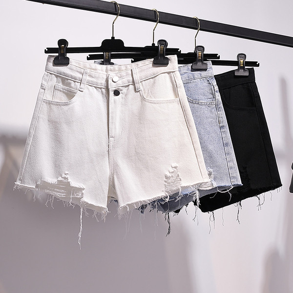 Īsi sieviešu džinsi ar kabatām un saplēstiem motīviem