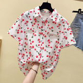 Moderns sieviešu krekls ar īsām piedurknēm un labi ar ķiršiem