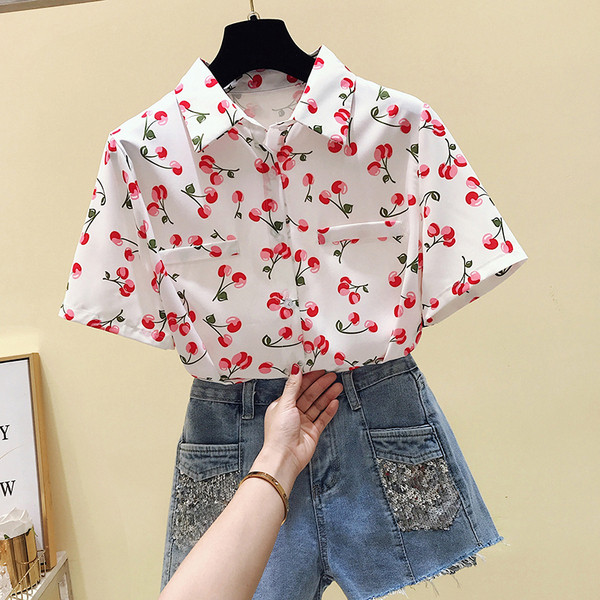 Moderns sieviešu krekls ar īsām piedurknēm un labi ar ķiršiem