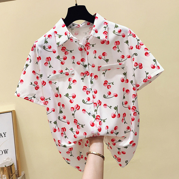 Moderns sieviešu krekls ar īsām piedurknēm un labi ar ķiršiem