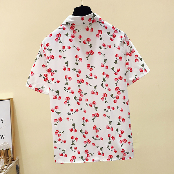 Moderns sieviešu krekls ar īsām piedurknēm un labi ar ķiršiem