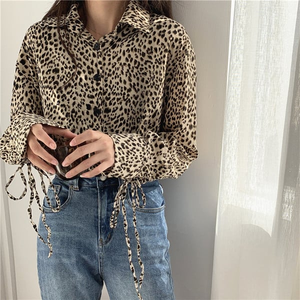 Mūsdienīgs sieviešu krekls ar leoparda rakstu un piedurkņu saitēm