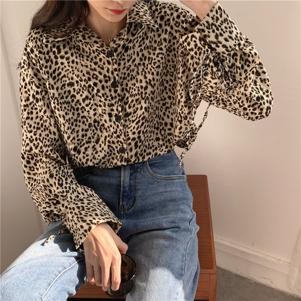 Mūsdienīgs sieviešu krekls ar leoparda rakstu un piedurkņu saitēm