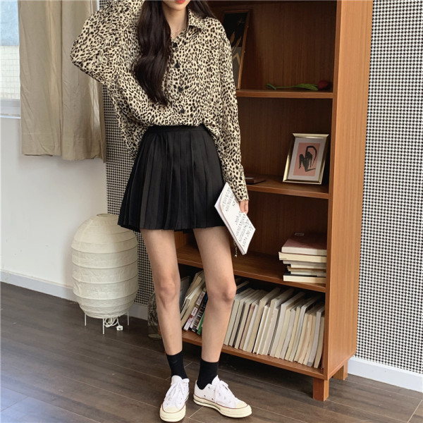 Mūsdienīgs sieviešu krekls ar leoparda rakstu un piedurkņu saitēm