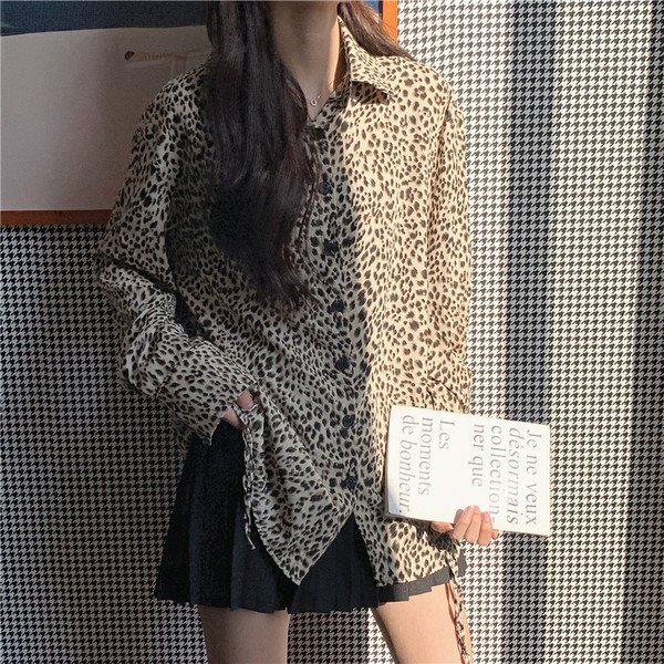 Mūsdienīgs sieviešu krekls ar leoparda rakstu un piedurkņu saitēm