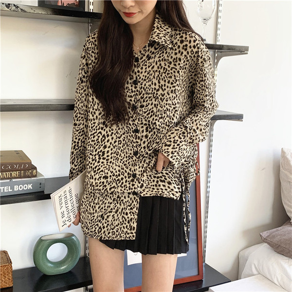 Mūsdienīgs sieviešu krekls ar leoparda rakstu un piedurkņu saitēm