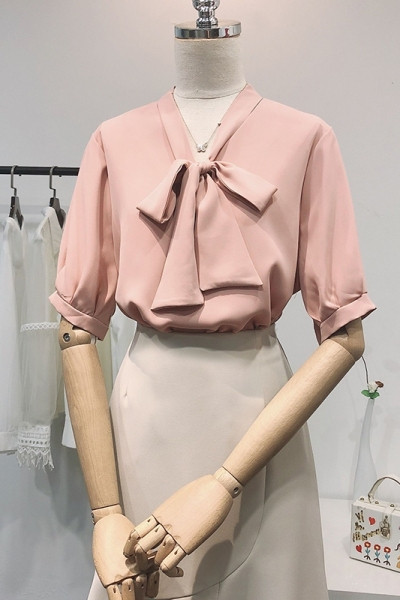 Cămașă elegantă de damă cu mâneci scurte și guler cu panglică