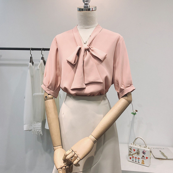 Cămașă elegantă de damă cu mâneci scurte și guler cu panglică