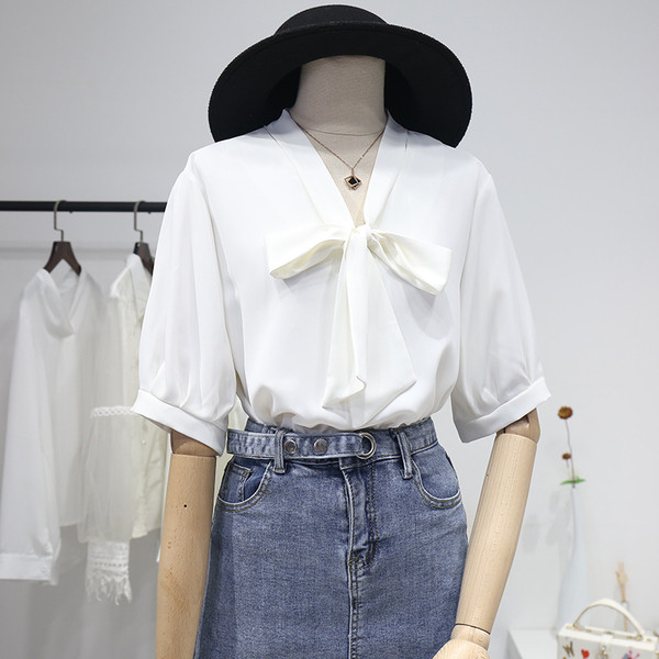 Cămașă elegantă de damă cu mâneci scurte și guler cu panglică