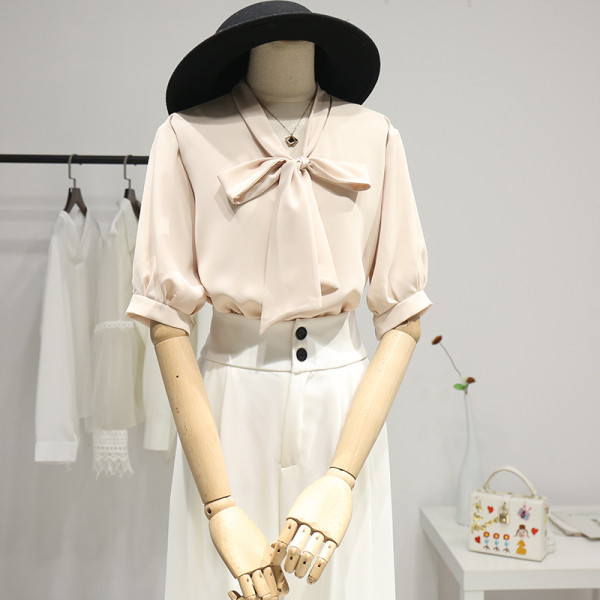 Cămașă elegantă de damă cu mâneci scurte și guler cu panglică