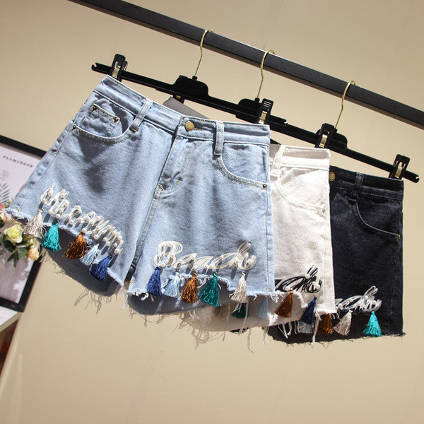 Sieviešu īsie džinsi ar pērlēm un pušķiem