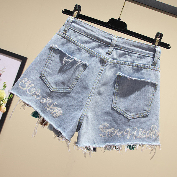 Sieviešu īsie džinsi ar pērlēm un pušķiem