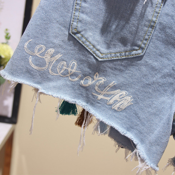 Sieviešu īsie džinsi ar pērlēm un pušķiem