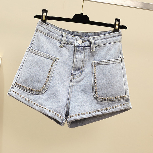 Naiste lühikesed aasade ja taskutega teksad