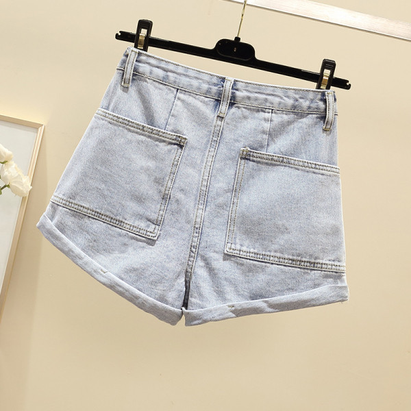 Naiste lühikesed aasade ja taskutega teksad