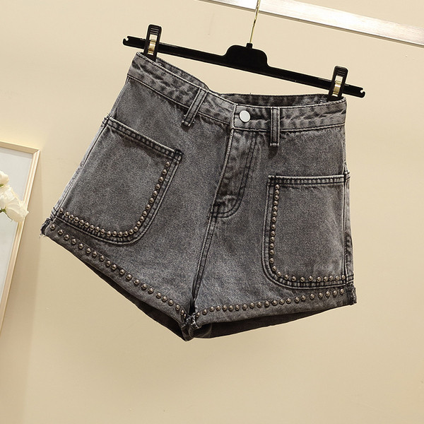 Naiste lühikesed aasade ja taskutega teksad