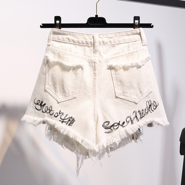 Модерни къси дънки с бродерия и пискюли