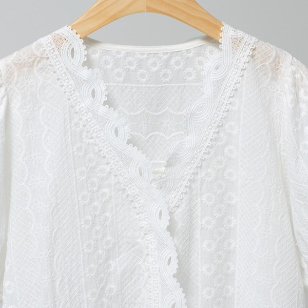 Valge pitsist naiste särk V-kaelusega ja lühikeste varrukatega