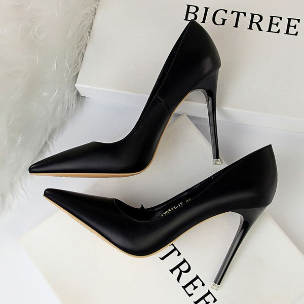 Stilīgs sieviešu ādas apavu smails modelis ar 10,5 cm augstu papēdi