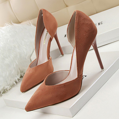 Zamšādas sieviešu modernas kurpes ar augstu plānu papēdi