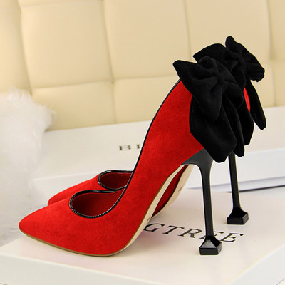 Sieviešu augstpapēžu kurpes no eko zamšādas un lentes elementa