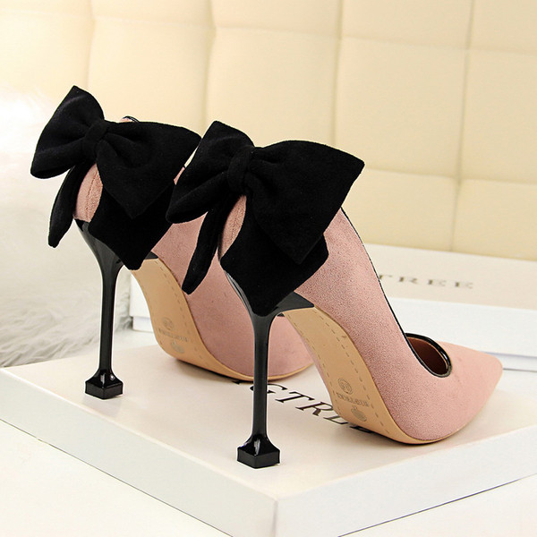 Sieviešu augstpapēžu kurpes no eko zamšādas un lentes elementa