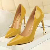 Stilīgas sieviešu lakādas kurpes ar augstpapēžu smailu modeli