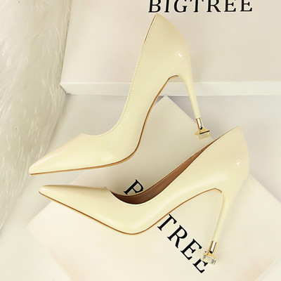 Stilīgas sieviešu lakādas kurpes ar augstpapēžu smailu modeli