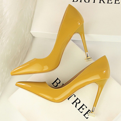 Stilīgas sieviešu lakādas kurpes ar augstpapēžu smailu modeli