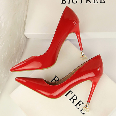 Stilīgas sieviešu lakādas kurpes ar augstpapēžu smailu modeli