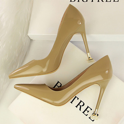 Stilīgas sieviešu lakādas kurpes ar augstpapēžu smailu modeli