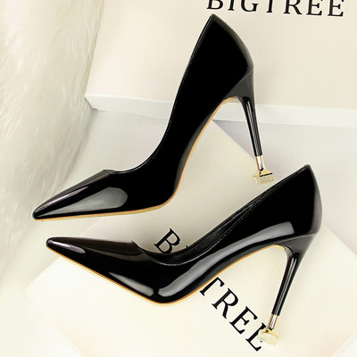 Stilīgas sieviešu lakādas kurpes ar augstpapēžu smailu modeli