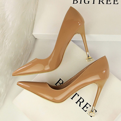 Stilīgas sieviešu lakādas kurpes ar augstpapēžu smailu modeli