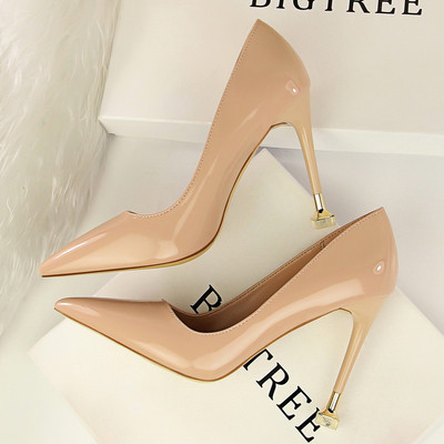 Stilīgas sieviešu lakādas kurpes ar augstpapēžu smailu modeli