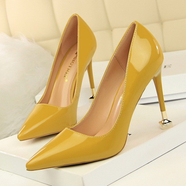 Stilīgas sieviešu lakādas kurpes ar augstpapēžu smailu modeli