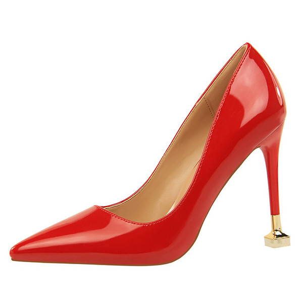 Stilīgas sieviešu lakādas kurpes ar augstpapēžu smailu modeli