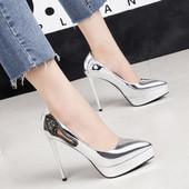 Lakādas sieviešu apavi ar augstiem papēžiem un platformu