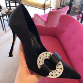 Jauns stilīgu sieviešu apavu modelis ar metāla sprādzi