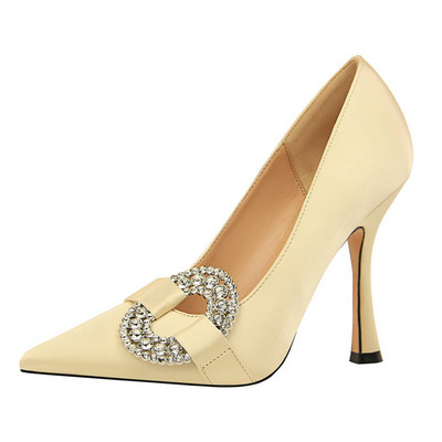 Jauns stilīgu sieviešu apavu modelis ar metāla sprādzi