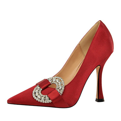 Jauns stilīgu sieviešu apavu modelis ar metāla sprādzi