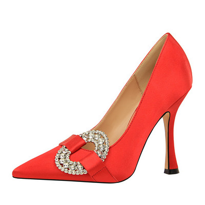 Jauns stilīgu sieviešu apavu modelis ar metāla sprādzi