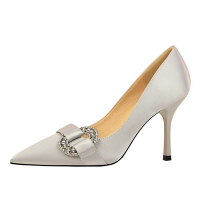 Jauns stilīgu sieviešu apavu modelis ar metāla sprādzi