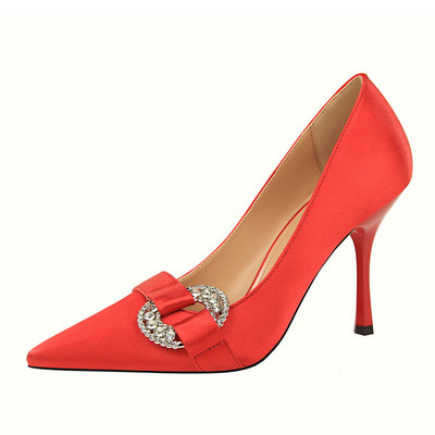 Jauns stilīgu sieviešu apavu modelis ar metāla sprādzi