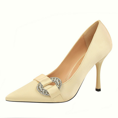 Jauns stilīgu sieviešu apavu modelis ar metāla sprādzi