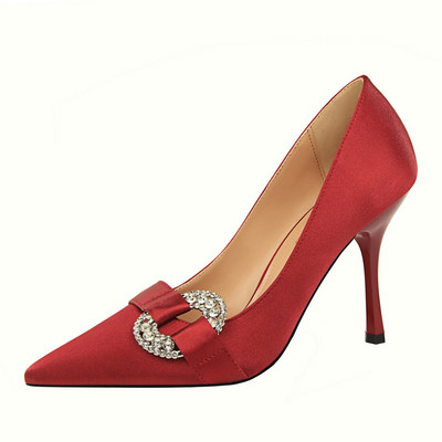 Jauns stilīgu sieviešu apavu modelis ar metāla sprādzi