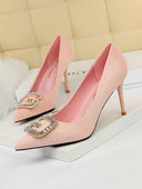 Zamšādas sieviešu apavu smails modelis un metāla sprādze ar akmeņiem